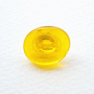 チェコのヴィンテージガラスボタン　楕円形の黄色い透明ボタン