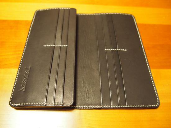 シェルコードバン･手縫い長財布の内側一例と、手縫いステッチの美しさ - 7SENSE