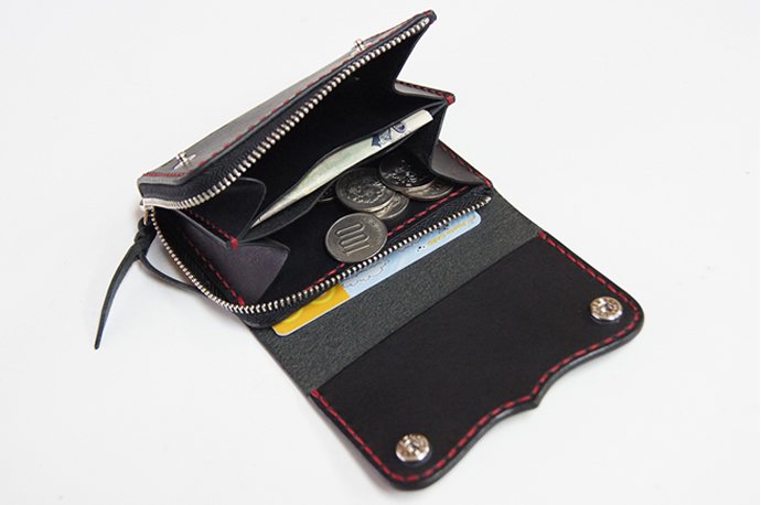 小銭スペースはマチがしっかり開き見やすく取り出しやすいです。仕切りポケットには四つ折りのお札、隠れポケットにはカードを収納できます。