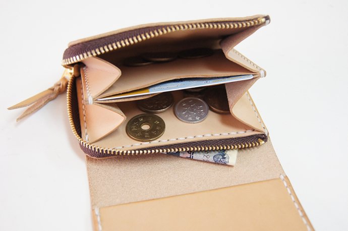 仕切りポケットにはカード。隠れポケットにはお札。小銭も種類別に収納出来ます。