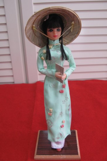 即納 新品 レア アオザイを着たかわいい人形 ベトナム 人形高さ 約29cm ヴェトナム ビスクドール アンティークの通販店舗 ワールドドール