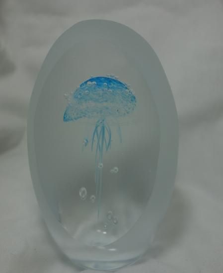 即納 展示品 海月 くらげ のオブジェ ワタナベカズオ アーティストのガラスオブジェ クラゲ 青 カット プラス サンドブラスト製法 ビスクドール アンティークの通販店舗 ワールドドール