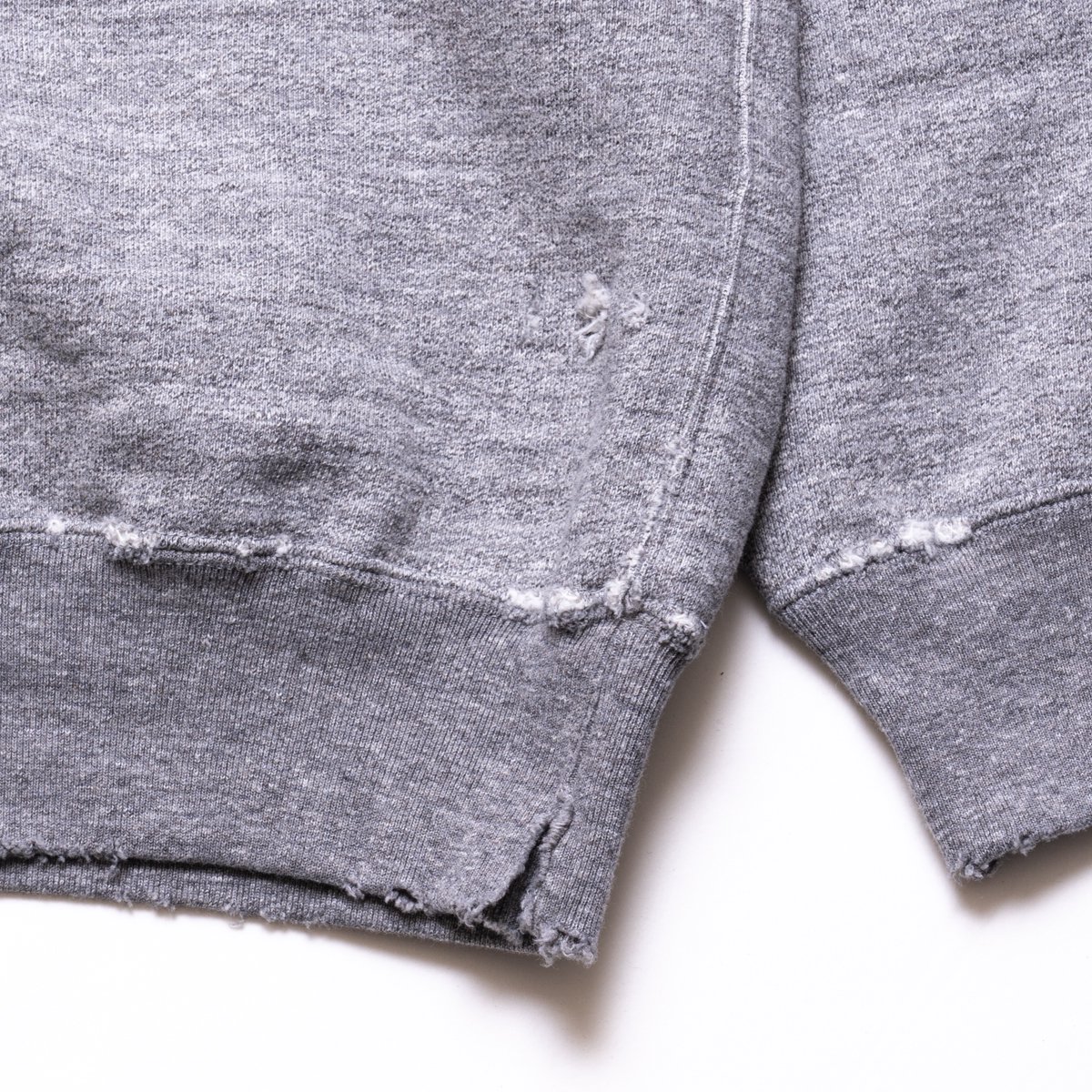 UNUSED * US2268 Damaged Crewneck Sweatshirt * Gray