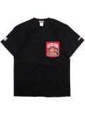 <img class='new_mark_img1' src='https://img.shop-pro.jp/img/new/icons8.gif' style='border:none;display:inline;margin:0px;padding:0px;width:auto;' />[MANIC DEE] 23BEAR POCKET TEE