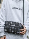 <img class='new_mark_img1' src='https://img.shop-pro.jp/img/new/icons8.gif' style='border:none;display:inline;margin:0px;padding:0px;width:auto;' />[SUBCIETY] FLOWER PAISLEY BODY BAG