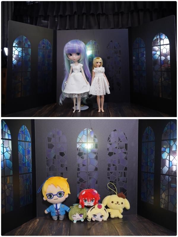 受注】ドール用折りたたみ撮影背景 中 ステンドグラス水色枠白背景