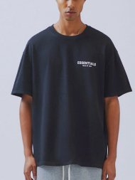 FOG ESSENTIALS/Fear Of God Essentials Boxy Logo T-Shirt(BLACK)<img class='new_mark_img2' src='https://img.shop-pro.jp/img/new/icons1.gif' style='border:none;display:inline;margin:0px;padding:0px;width:auto;' />