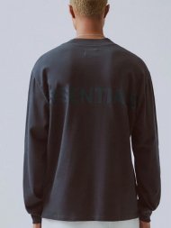 FOG ESSENTIALS/Fear Of God Essentials Logo Long Sleeve T-Shirt(BLACK/BLACK)<img class='new_mark_img2' src='https://img.shop-pro.jp/img/new/icons50.gif' style='border:none;display:inline;margin:0px;padding:0px;width:auto;' />