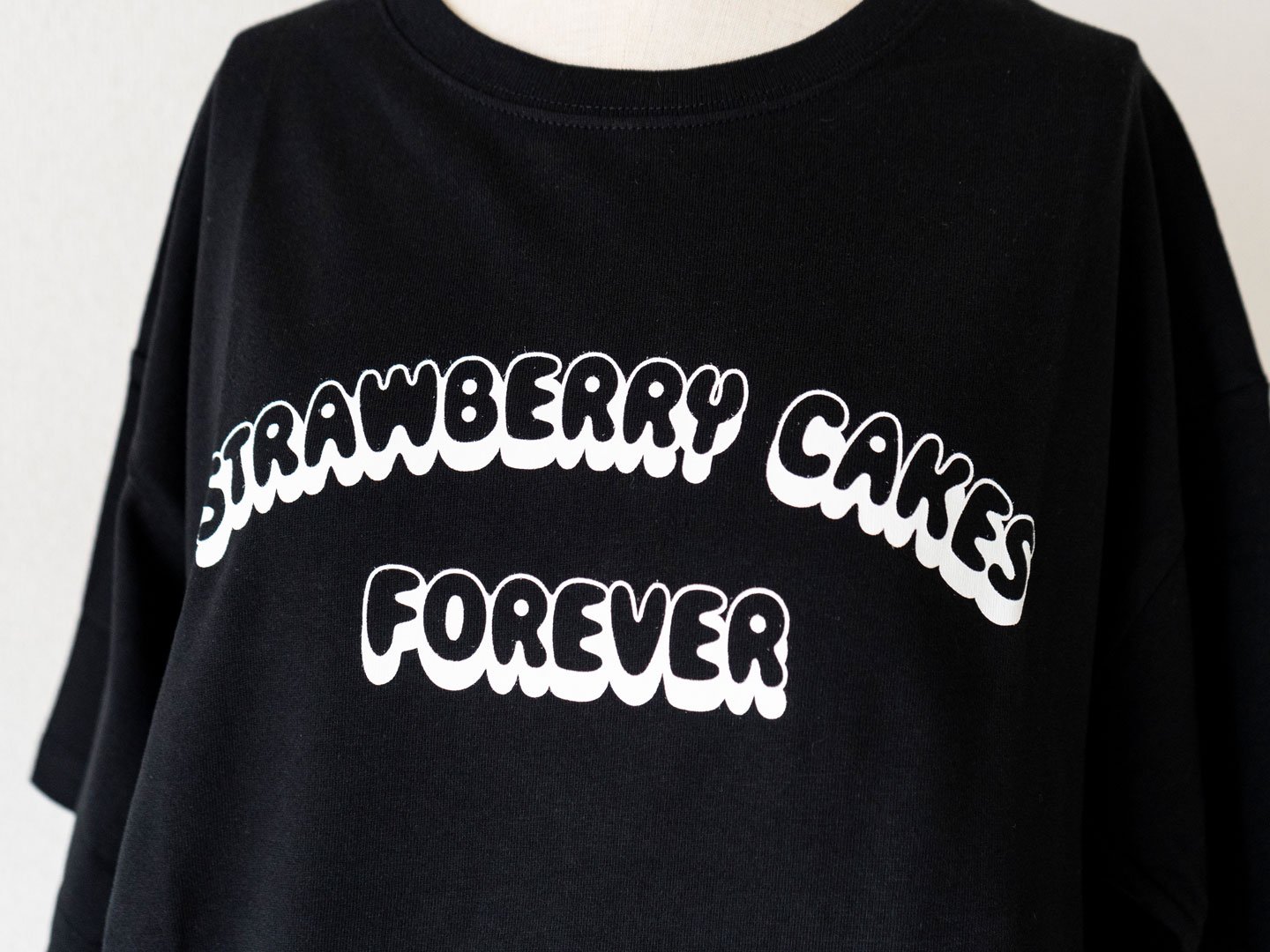 <img class='new_mark_img1' src='https://img.shop-pro.jp/img/new/icons21.gif' style='border:none;display:inline;margin:0px;padding:0px;width:auto;' />T-Shirt「STRAWBERRY CAKES FOREVER」黒
