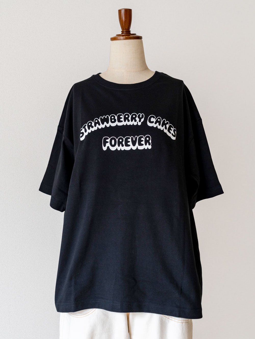 T-Shirt「STRAWBERRY CAKES FOREVER」黒