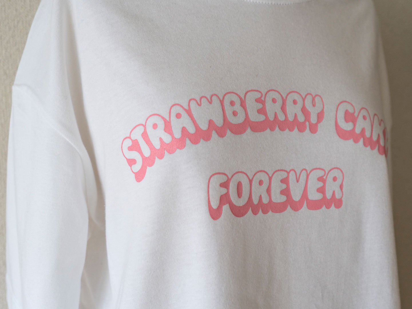 <img class='new_mark_img1' src='https://img.shop-pro.jp/img/new/icons8.gif' style='border:none;display:inline;margin:0px;padding:0px;width:auto;' />T-Shirt「STRAWBERRY CAKES FOREVER」ピンク
