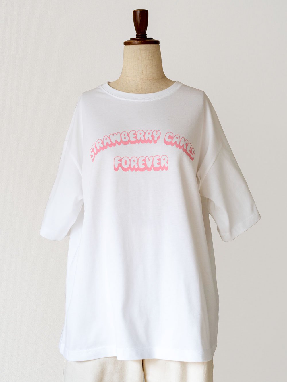 <img class='new_mark_img1' src='https://img.shop-pro.jp/img/new/icons8.gif' style='border:none;display:inline;margin:0px;padding:0px;width:auto;' />T-Shirt「STRAWBERRY CAKES FOREVER」ピンク