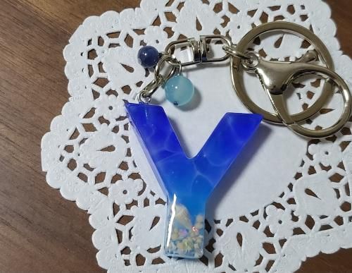 maresesese 　イニシャルキーホルダー　青　ハンドメイド　冬　雪 maresesese イニシャルキーホルダー 青 ハンドメイド 冬 雪