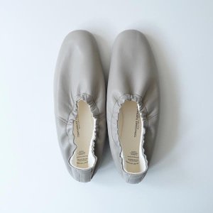 <img class='new_mark_img1' src='https://img.shop-pro.jp/img/new/icons56.gif' style='border:none;display:inline;margin:0px;padding:0px;width:auto;' />BEAUTIFUL SHOES／BALLET SHOES (LIGHT GRAY)