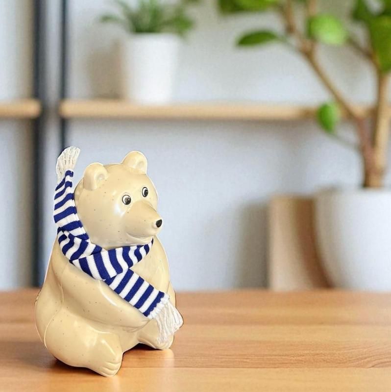 2025年限定マフラー付きPolar Bear Money box（シロクマ貯金箱