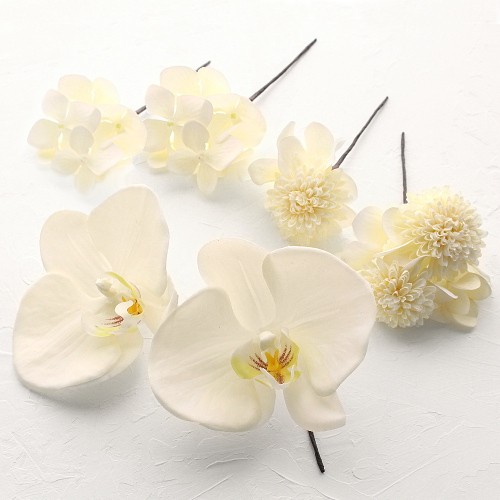 アーティフィシャルフラワー(造花)の白小菊と胡蝶蘭の髪飾り_airaka