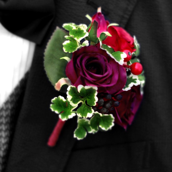 アーティフィシャルフラワー(造花)のバラとフレッシュベリーのクラッチブーケ（赤）_airaka