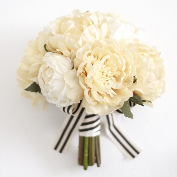芍薬のクラッチブーケ(アンティークホワイト) - airaka｜花飾り