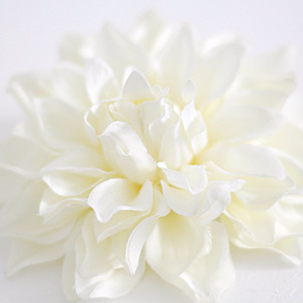髪飾り ダリア 白 Airaka 花飾りのアトリエ
