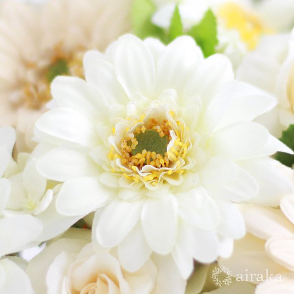 ガーベラのラウンドブーケ 白 Airaka 花飾りのアトリエ