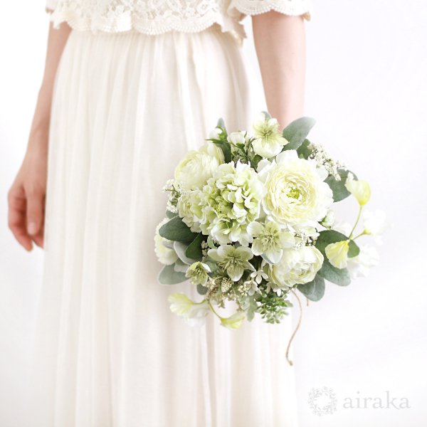 ラナンキュラスのクラッチブーケと髪飾りのセット(白) - airaka｜花 