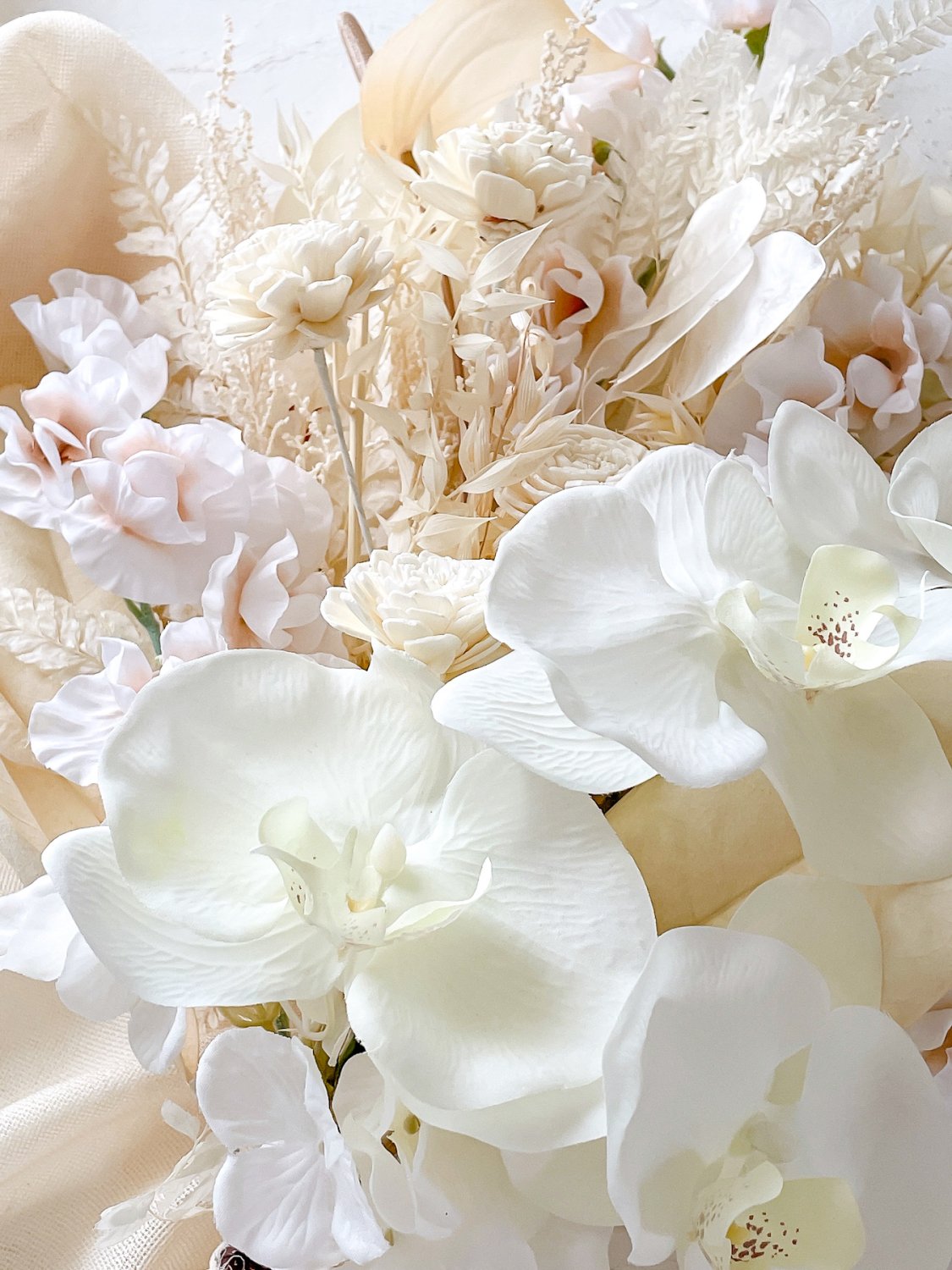スワッグブーケ/胡蝶蘭 ホワイト | ナチュラルな白い胡蝶蘭のウェディングブーケ - airaka｜花飾りのアトリエ