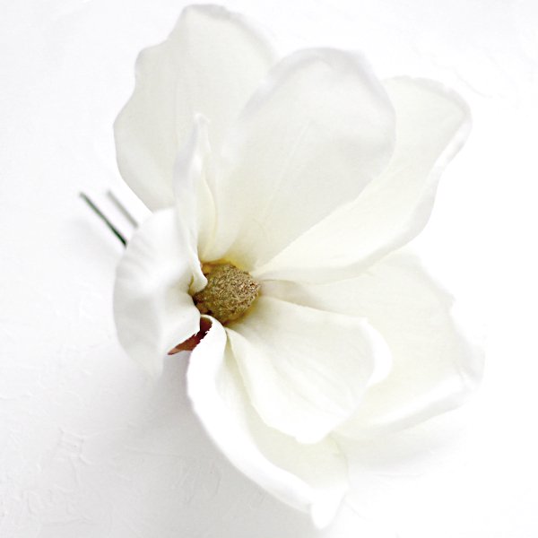 アーティフィシャルフラワー(造花)のマグノリアの髪飾り（白）_airaka