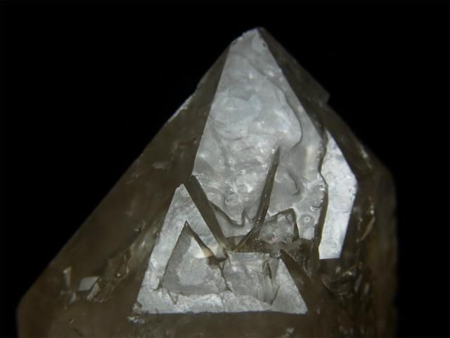 エレスチャル カテドラル、ウィンドウクォーツの特徴、三角形の小窓