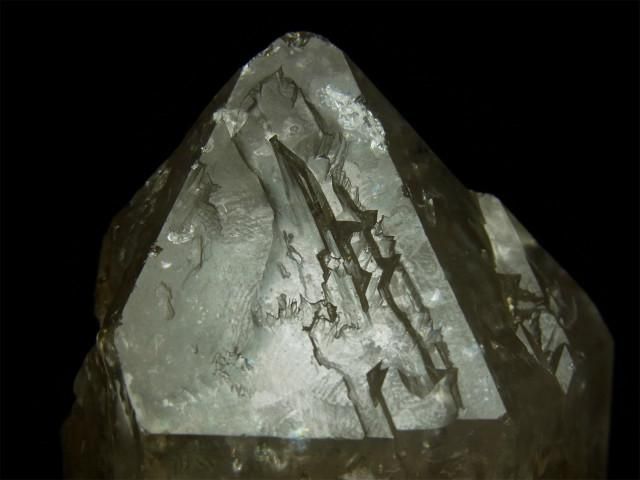 エレスチャル カテドラル、ウィンドウクォーツの特徴、三角形の小窓