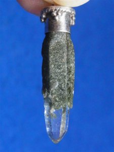 ガネーシュヒマール産ヒマラヤ水晶ペンダント−３０　コンパニオン、右水晶、クローライト