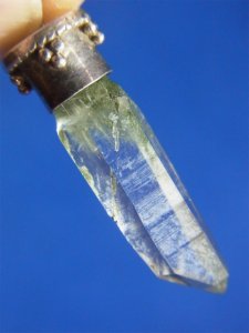 ガネーシュヒマール産ヒマラヤ水晶ペンダント−３２　アクチノライト＆トレモライト針入り、クローライト、左水晶