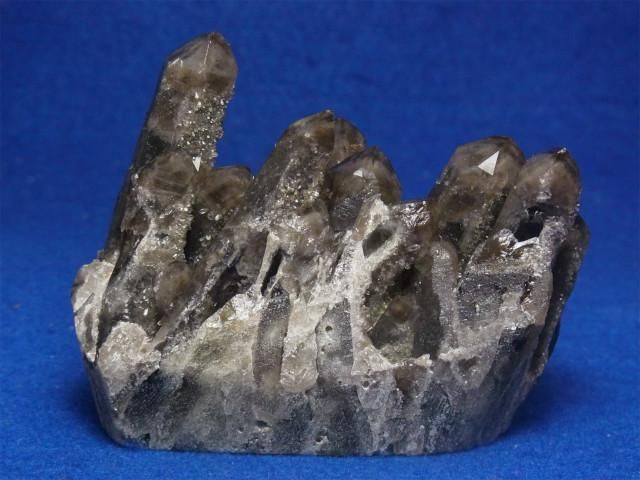 内モンゴル産スモーキーファントム水晶クラスター - 水晶専門店