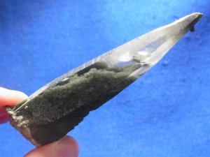 ガネーシュヒマール産ヒマラヤ水晶　クローライト、貫通した両剣水晶、レインボー