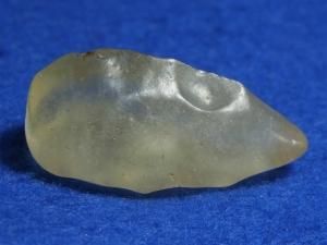 リビアングラス 透明感　内包物あり 1点物】透明感あり◇クリストバイライト内包 リビアングラス