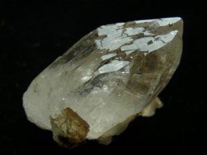 ガネーシュヒマール産ヒマラヤ水晶　カテドラル、逆三角形の窪み▼、トルマリン・角閃石針状結晶、レインボー