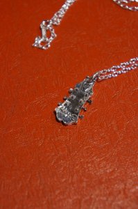 JL GUITAR HEAD PENDANT/W CHAIN