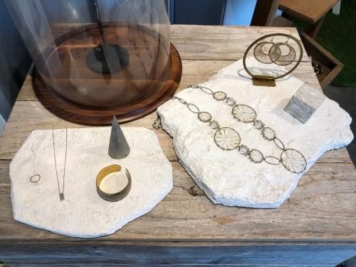 砂岩風トレイ - アクセサリースタンドなどのアパレル什器