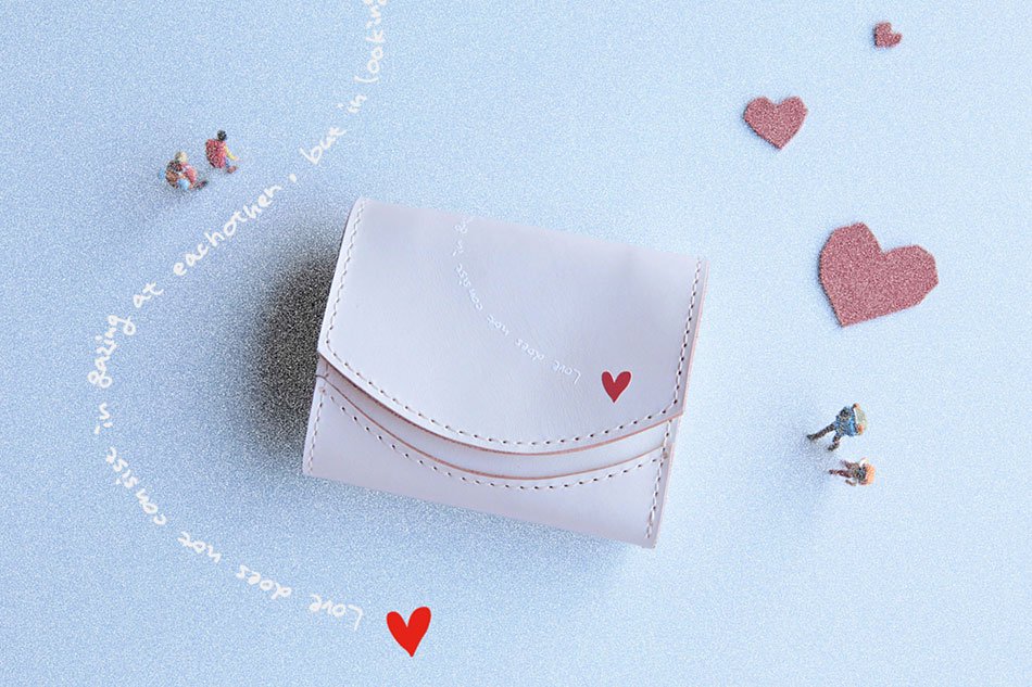 栃木レザー白 ミニ財布 ハートとサン=テグジュペリの言葉をデザイン