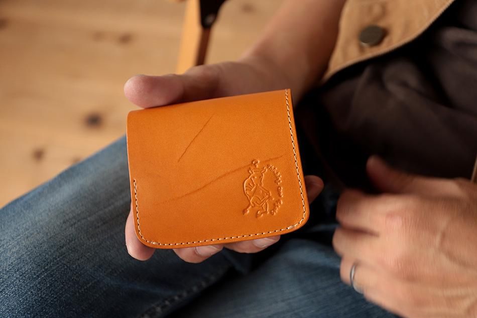 栃木レザー 小さいふ。勲章シリーズ「バラ傷」「トラ」の入った個性を