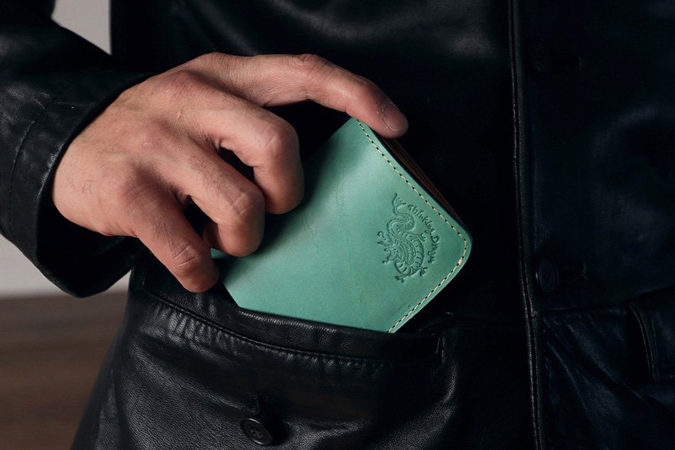 限定の辰年のドラゴン 龍のロゴの入った小さい財布 小さいふは、ジャケットのポケットやカバンの中でも邪魔にならないコンパクトなミニ財布です