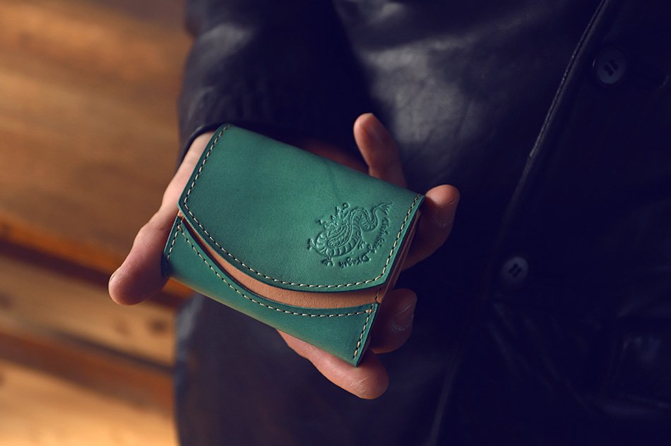 乗馬で使われる馬具の革で仕上げたクアトロガッツの小さい財布 小さいふは手のひらサイズのコンパクト財布です