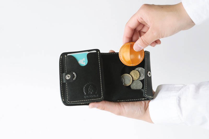 アップル 革のエアタグケース　コインケース用 - 小さい財布の小さいふ。クアトロガッツ　公式Webshop