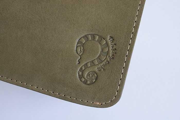 限定】小さいふ。コンチャ「VOLP社 ヌバックレザー」 巳年 カーキ 蛇ロゴ