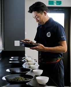 日本茶インストラクター　山田智一(やまだともかず)　大場邦浩(おおばくにひろ)