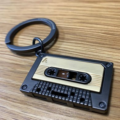 ベルギーデザイン　メタルキーチェーン　カセットテープ