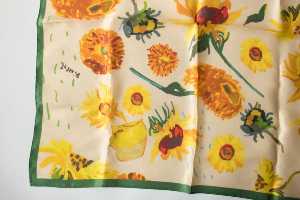 Salvatore Ferragamo　スカーフ　シルク　ひまわり　花　黄色 Salvatore Ferragamo スカーフ シルク ひまわり 花 黄色 シルク