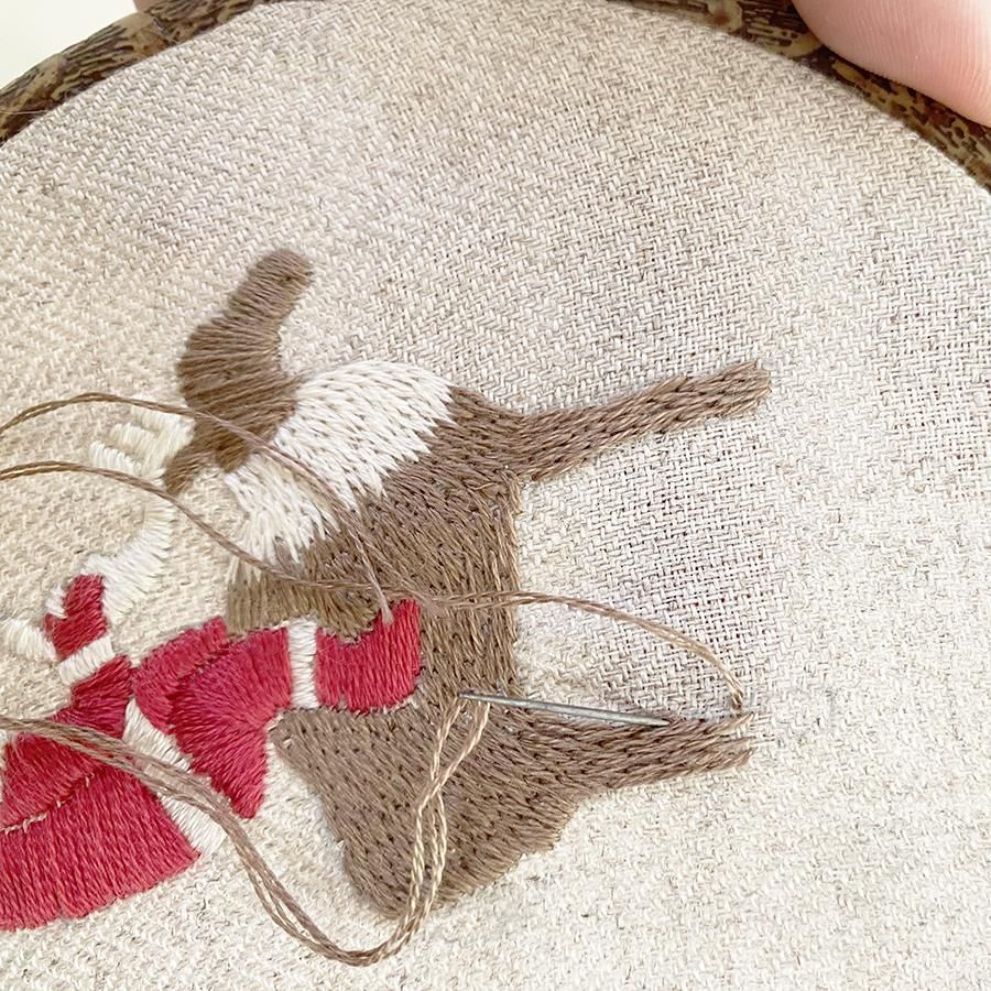 ハンドメイド刺繍フレーム　キジトラサンタからプレゼント imgrc0098347583.jpg