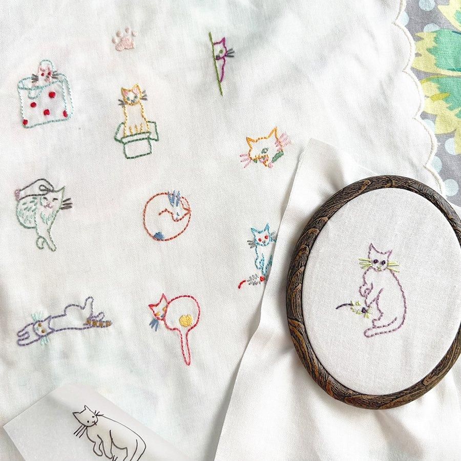 手刺繍入あずき/小豆のお腹ピロー【白猫と青い蝶々】