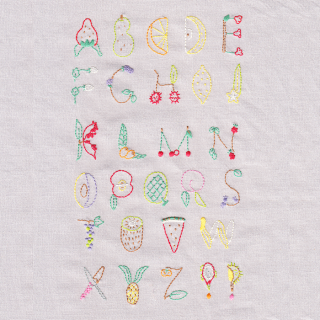フルーツのアルファベットの刺繍キット[初心者でも楽しい/図案付/秋の夜長に/くだもの]