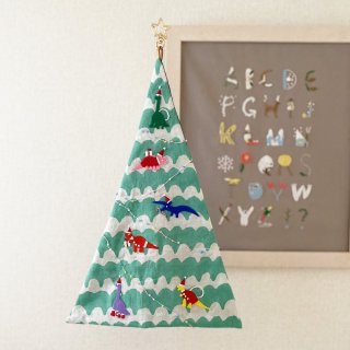 [吊るせるクリスマスツリー/図案付] 恐竜サンタの刺繍キット